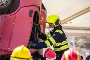 Los Bomberos de Gran Canaria se estrenan con un vehículo en vertical en el Encuentro Nacional de Rescate en Accidentes de Tráfico/TA.